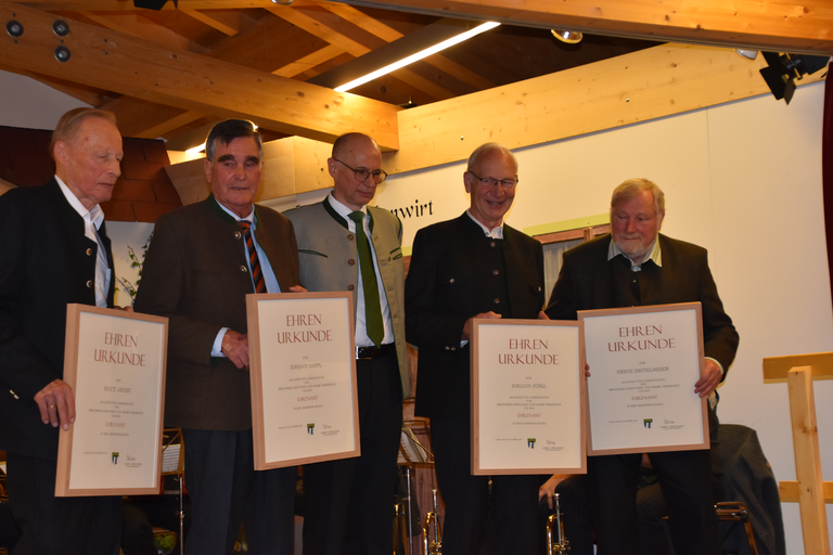 v. l.: Knut Arndt, Hans Sappl, Bürgermeister Hubert Oberhauser, Johann Förg und Heinz Distelmeier